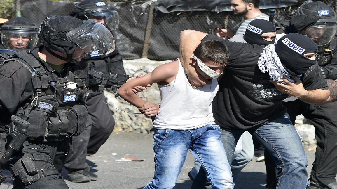 إسرائيل تعتقل الأطفال وتحولهم إلى المحاكم العسكرية