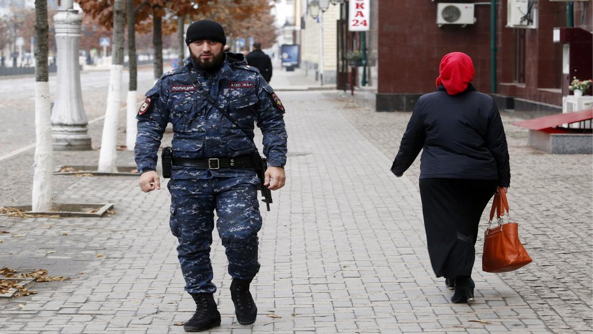 اتهام عناصر الشرطة في الشيشان بتعذيب المحتجزين (فاليري ماتسيم/Getty)