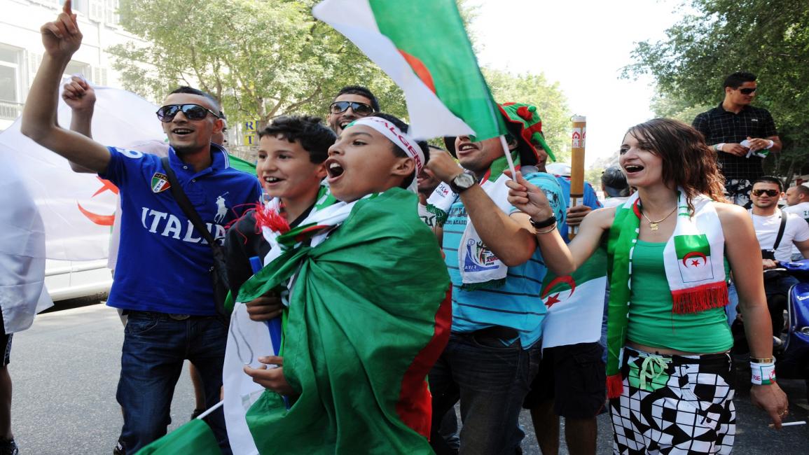 كرة القدم أفيون الجزائريين (ميشيل جانج/ فرانس برس)