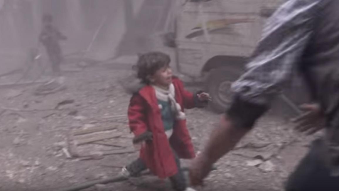 طفلة من دوما تخرج حية من القصف 13-12-2015 (يوتيوب)