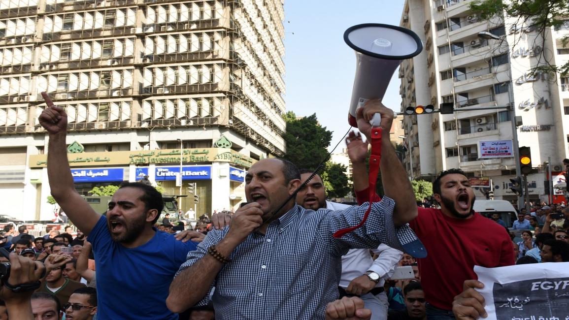 المعارض خالد علي خلال مظاهرة في القاهرة