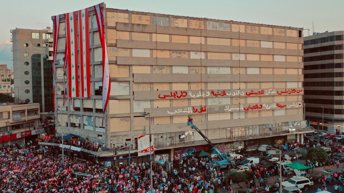 متظاهرون بساحة النور في طرابلس (عمر العمادي)