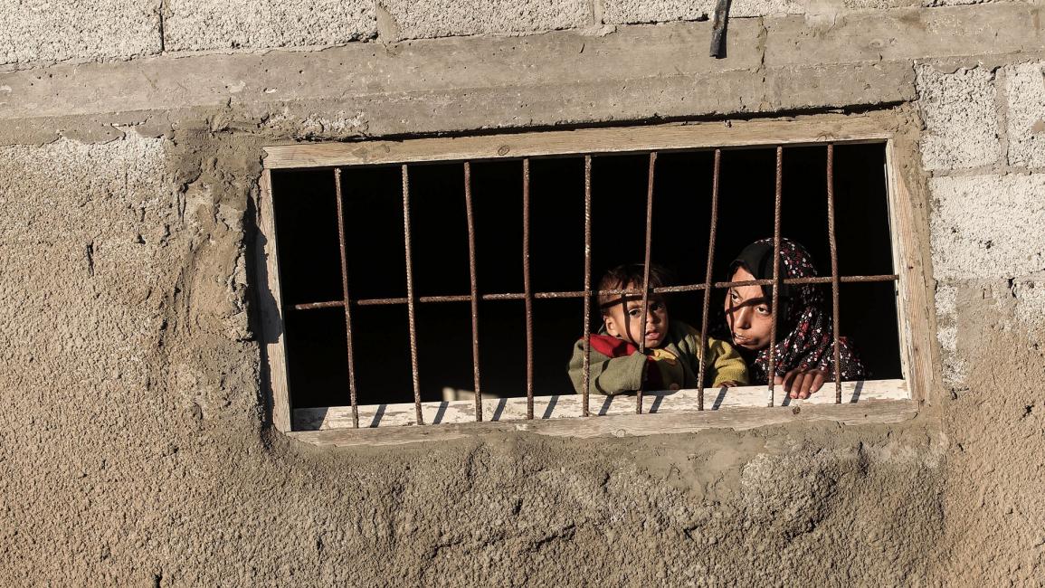 امرأة فلسطينية وابنتها في غزة- فرانس برس