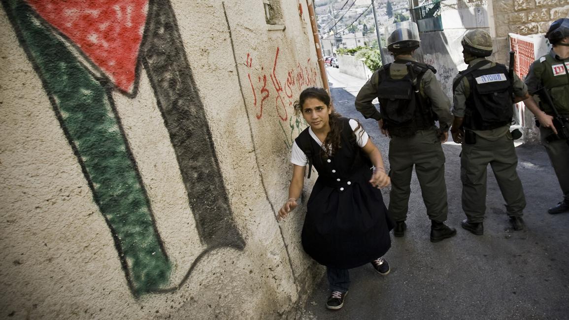 تلميذة فلسطينية وجنود إسرائيليون في القدس - مجتمع