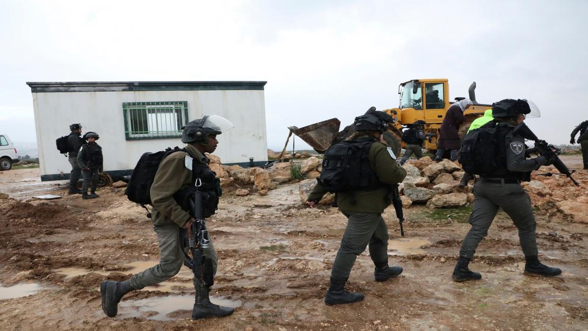 جيش الاحتلال يدعم اعتداء المستوطنين على الفلسطينيين (فرانس برس)