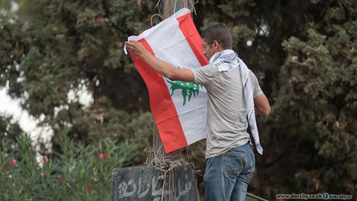 إزالة صور الزعماء بطرابلس في لبنان 1 - مجتمع