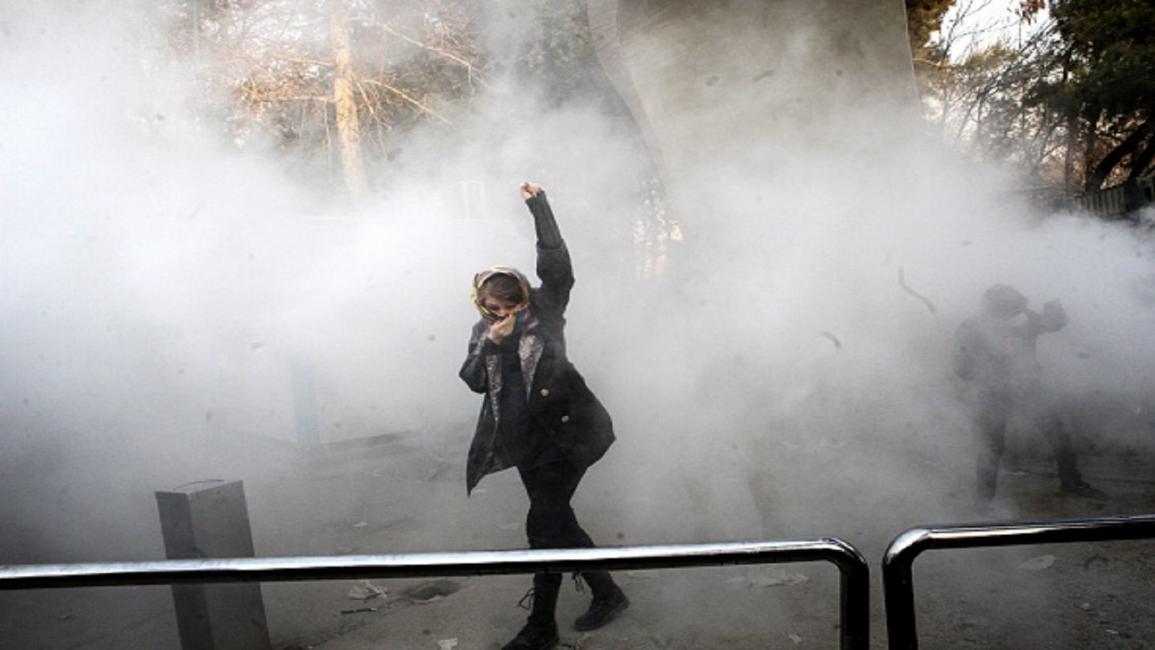 امرأة إيرانية تتظاهر