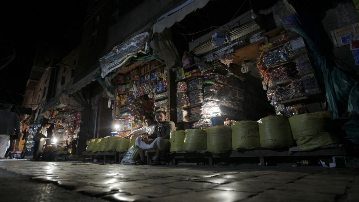 انقطاع الكهرباء يعرقل حياة اليمنيين (محمد حويس/فرانس برس)