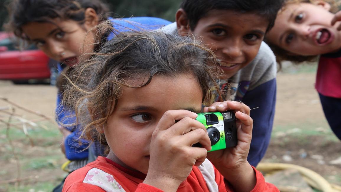 طفلة سورية تصور- دار المصور