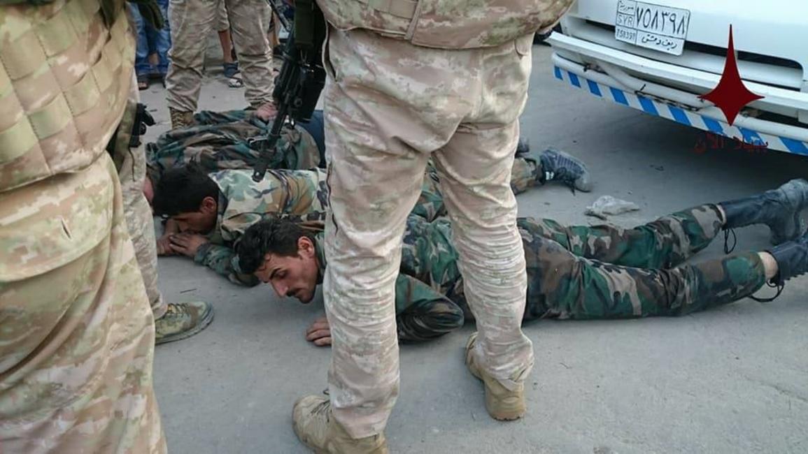 جنود روس يعتقلون جنود النظام السوري (فيسبوك)