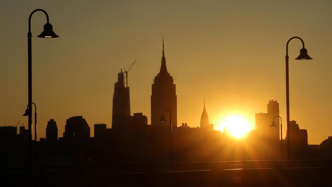 شروق الشمس في نيويورك/مجتمع (غاري هيرشورن/ Getty)