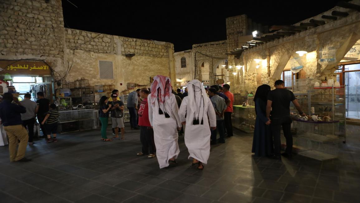 قطريون ومقيمون في سوق الطيور في الدوحة(سترينجر/فرانس برس)
