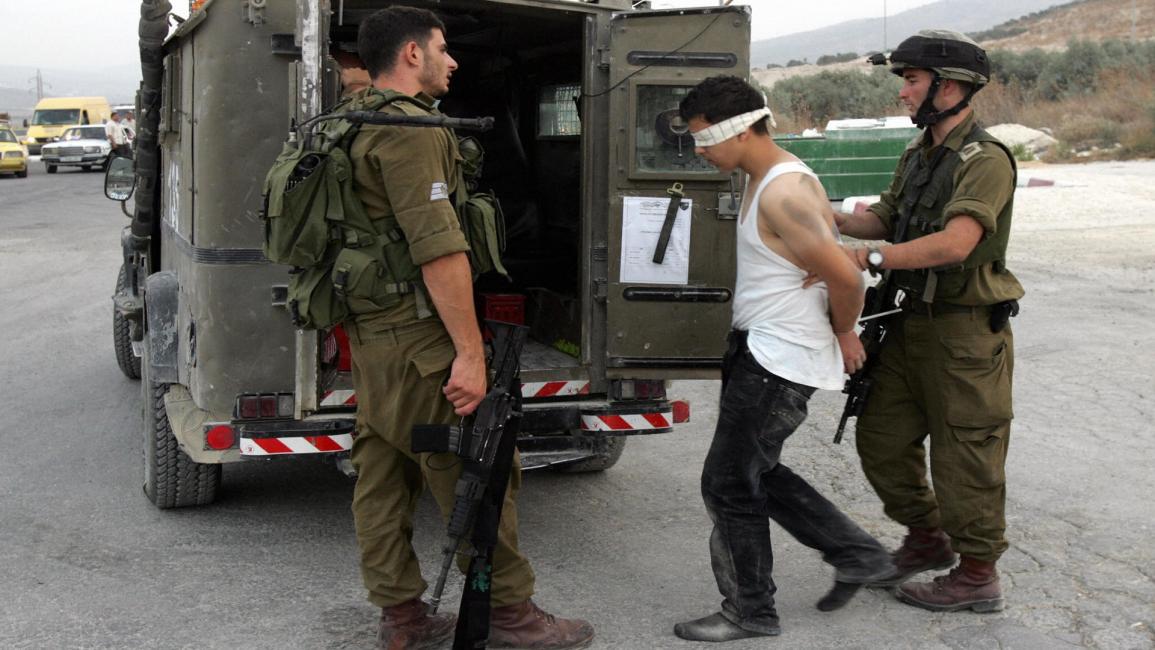 فلسطين- مجتمع- جنود الاحتلال يعتقلون طفلا فلسطينيا(جعفر أشتيه-فرانس برس)