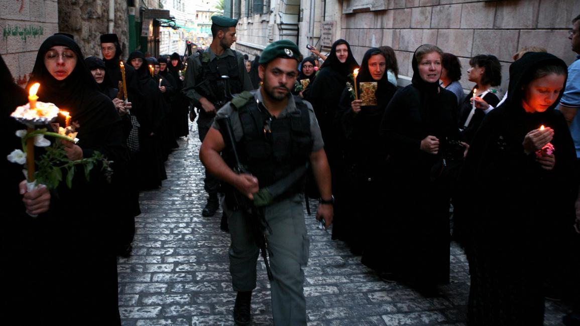 جنود إسرائيليون ومسيرة نساء مسيحيات في القدس - مجتمع
