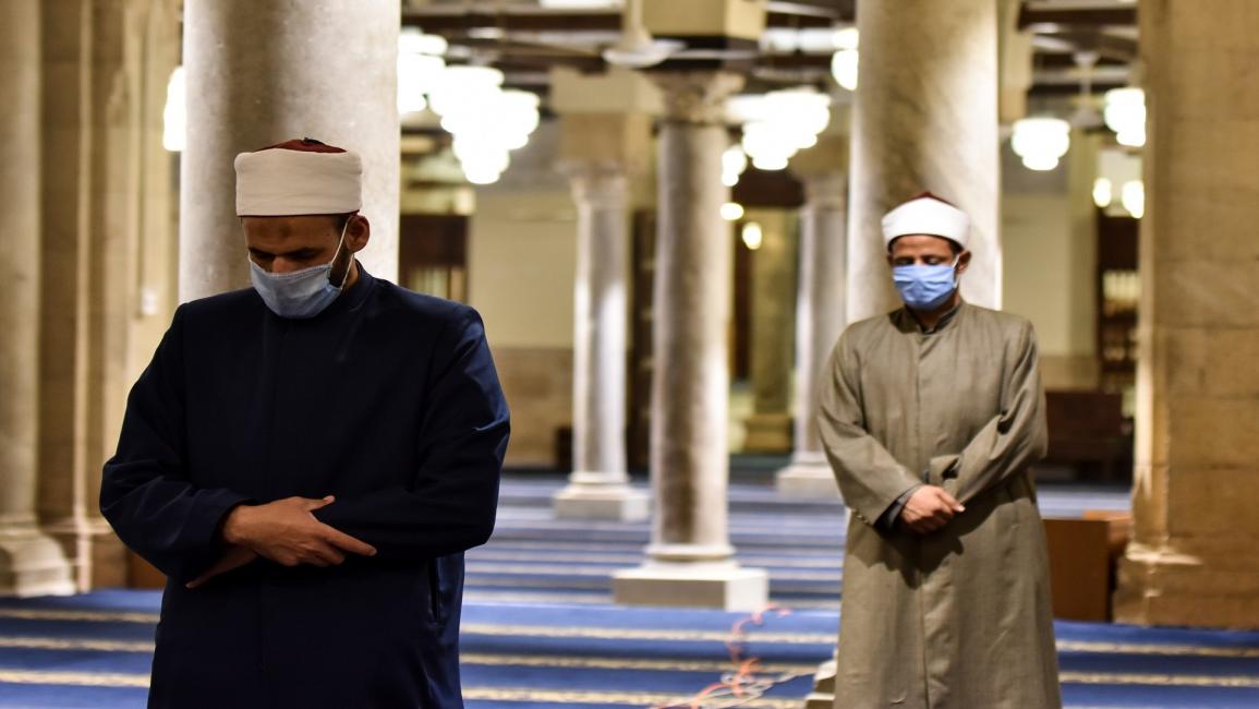 تباعد اجتماعي خلال الصلاة في مصر (زياد أحمد/Getty)