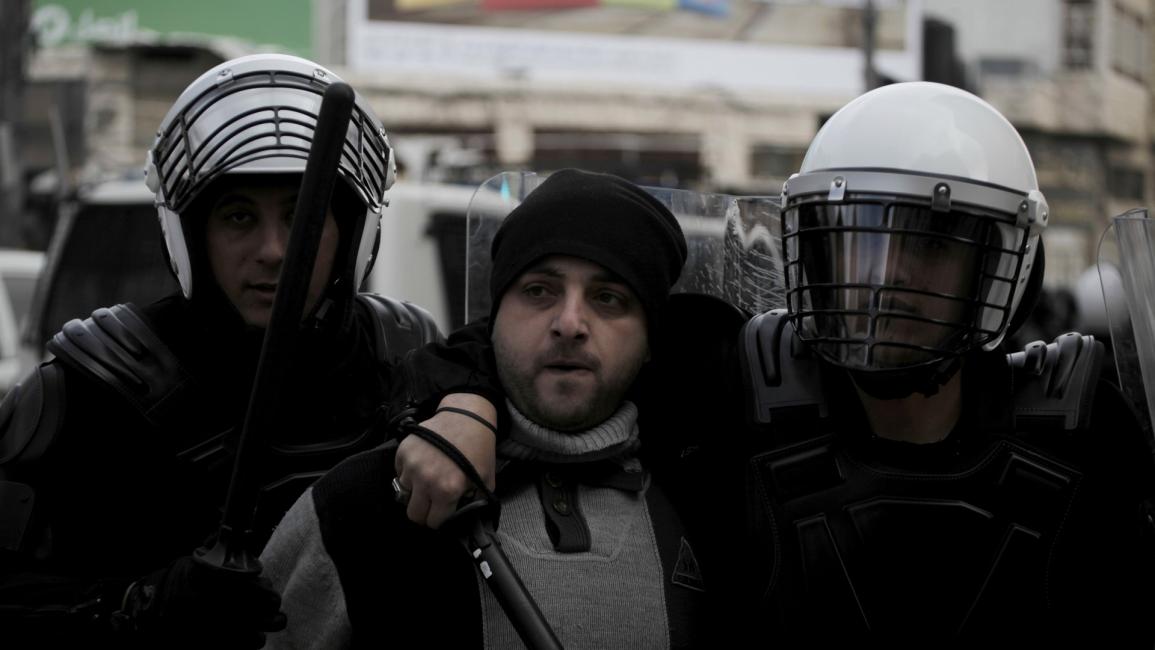 الشرطة الفلسطينية ورجل موقوف في الضفة الغربية - مجتمع