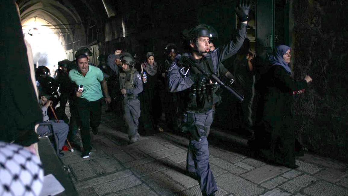 الشرطة الإسرائيلية تحاصر عشرات المصلين في المسجد الأقصى