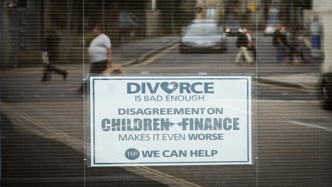 لوحة إعلانية للمساعدة في حالات الطلاق/مجتمع/25-8-2017(مات كاردي/ Getty)