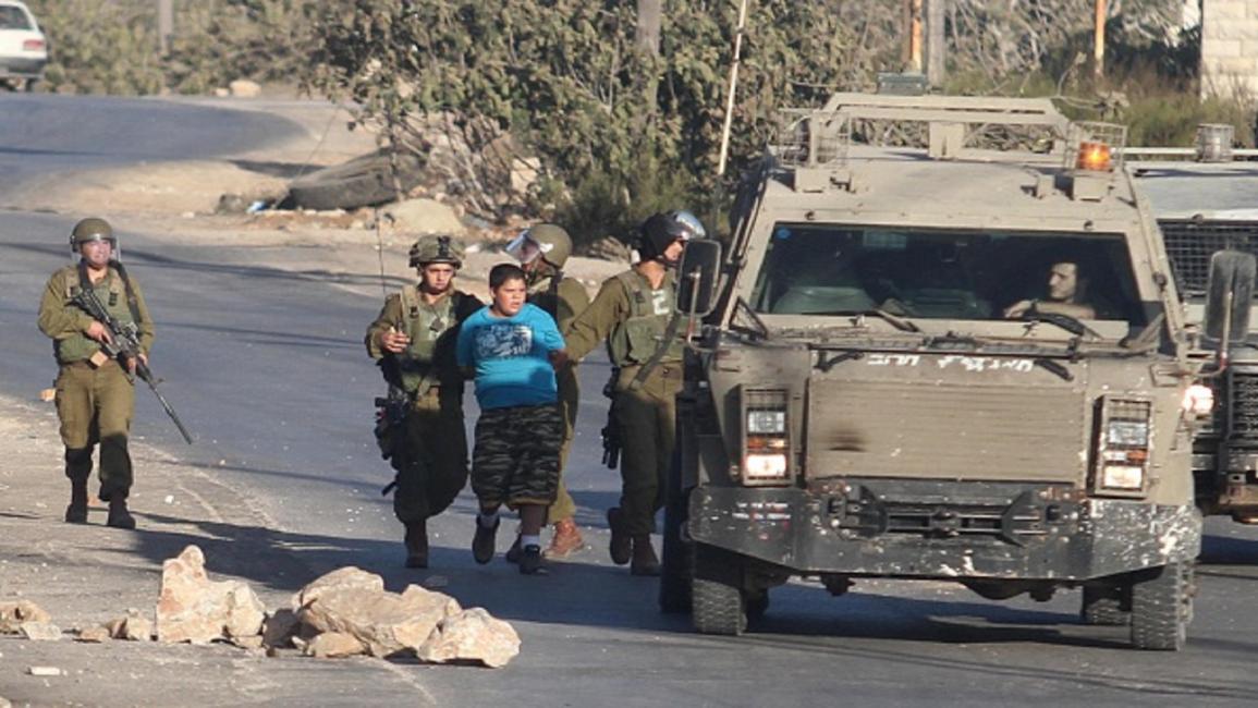 جنود إسرائيليون يعتقلون طفلاً فلسطينياً