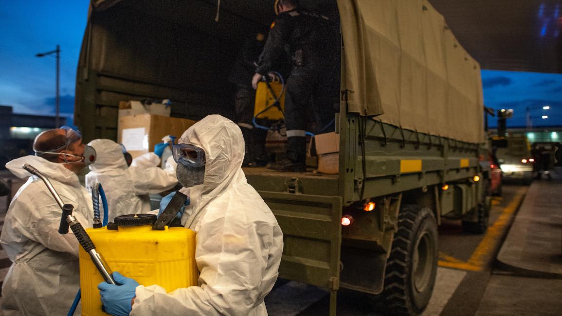 الجيش الإسباني يساعد بتوزيع معدات في مدريد (Getty)