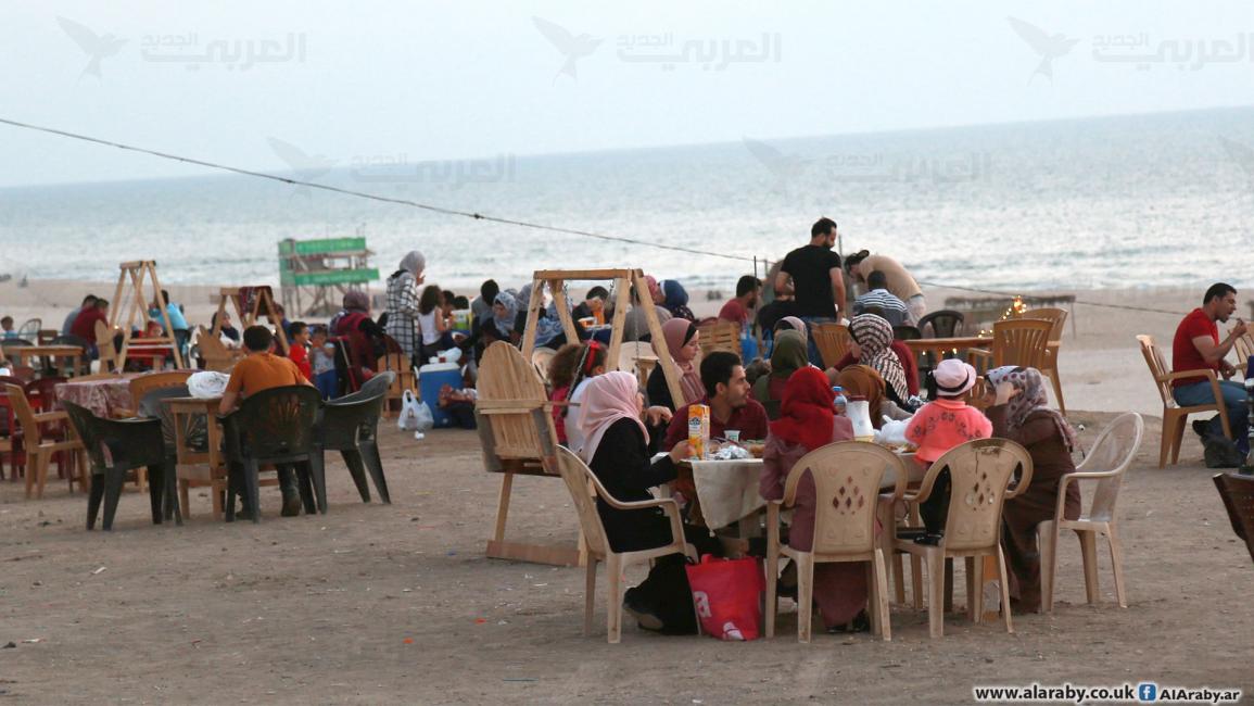 شواطئ غزة متنفس الصائمين في رمضان(عبد الحكيم أبو رياش)