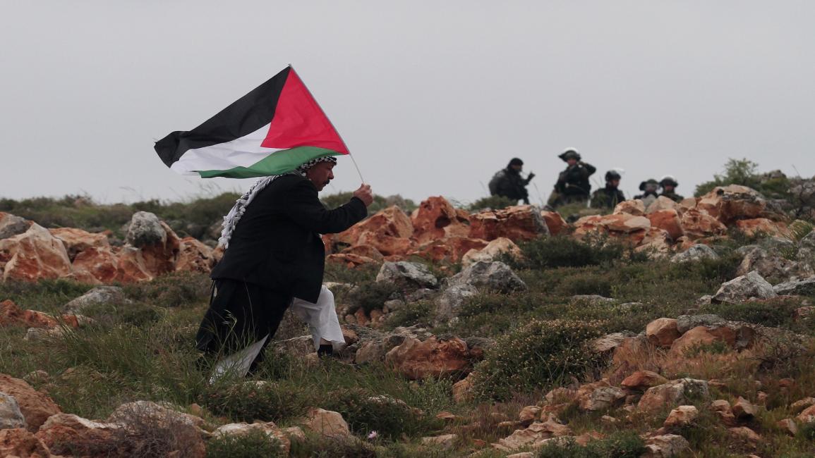 فلسطيني يتحدى جنود الاحتلال في يوم الأرض (نضال اشطية/الأناضول)
