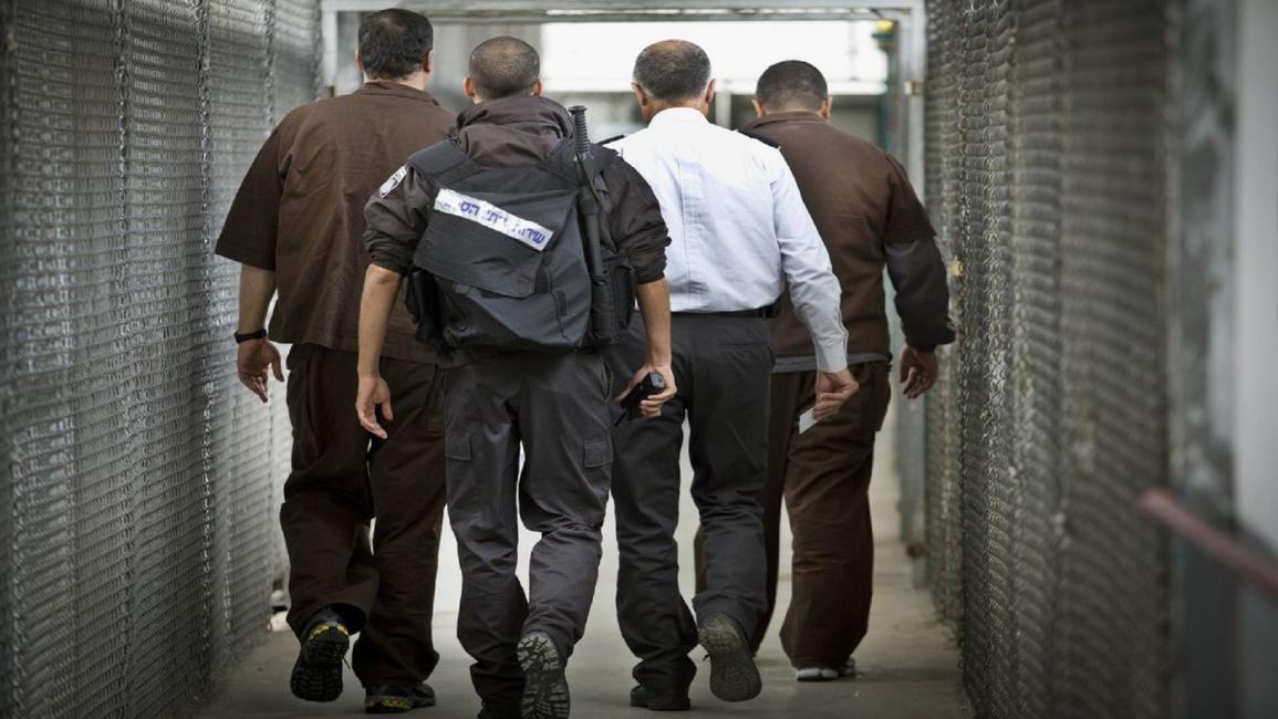 معتقلون في سجون إسرائيل(تويتر)