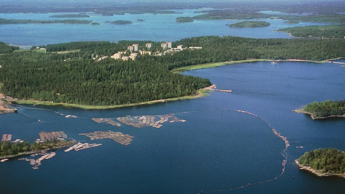 بحيرة في فنلندا/مجتمع (Getty)