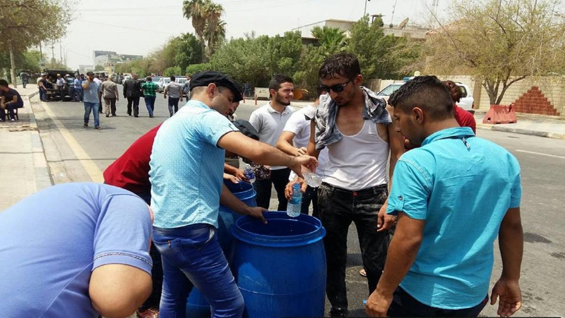 توزيع المياه على المتظاهرين