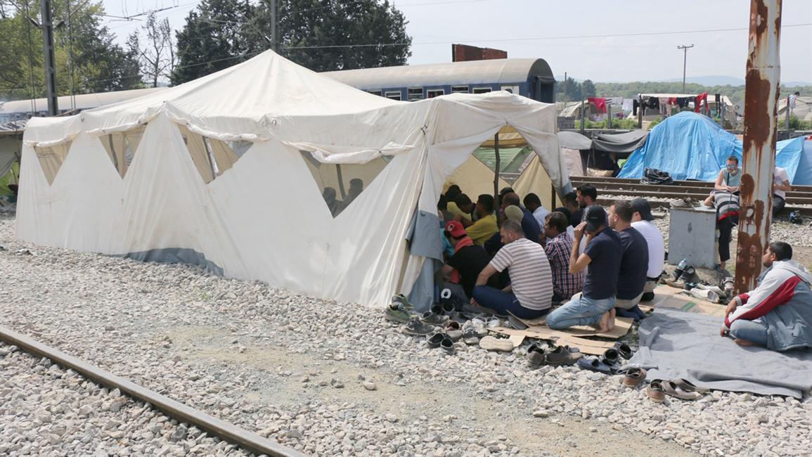 طالبو اللجوء العالقون يؤدون أول صلاة جمعة بمخيم "إيدوميني-اليوناني"
