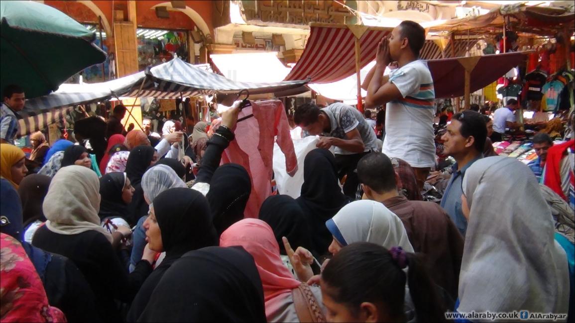 سوق شعبي للألبسة في مصر - مجتمع