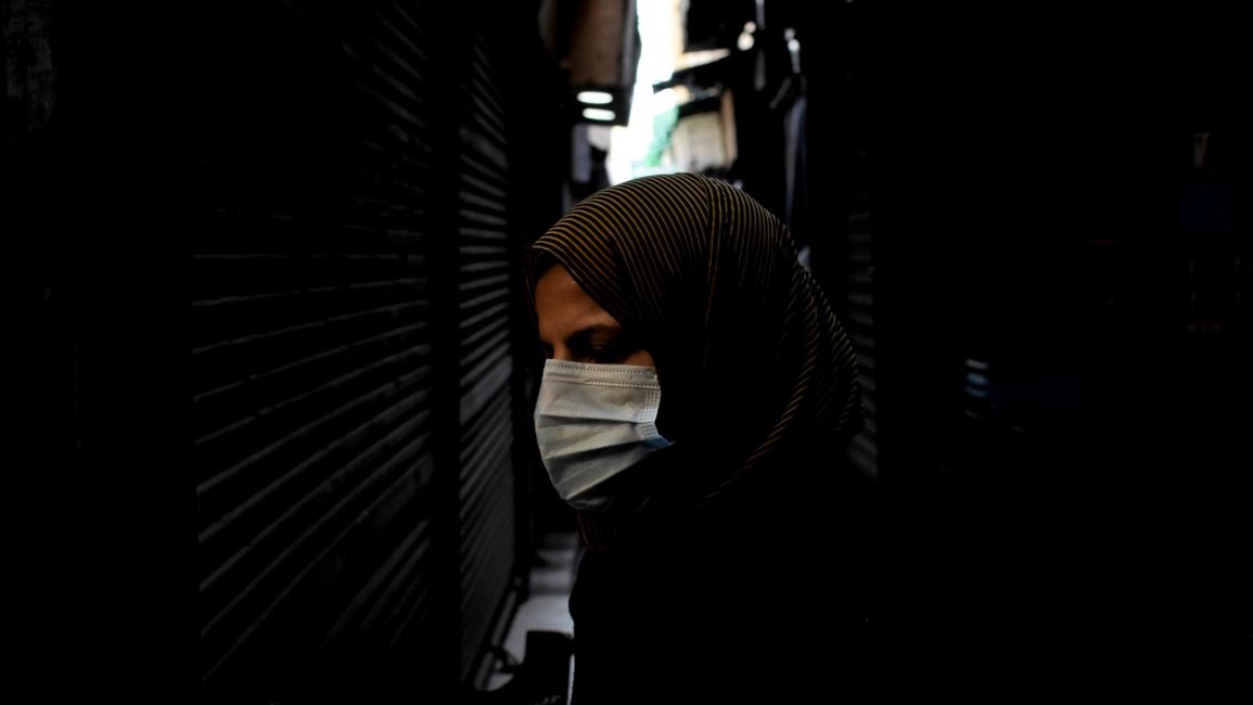 امرأة مصرية وكمامة وسط كورونا في مصر - مجتمع