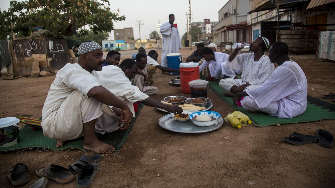 إفطار جماعي رغم كورونا في السودان - مجتمع