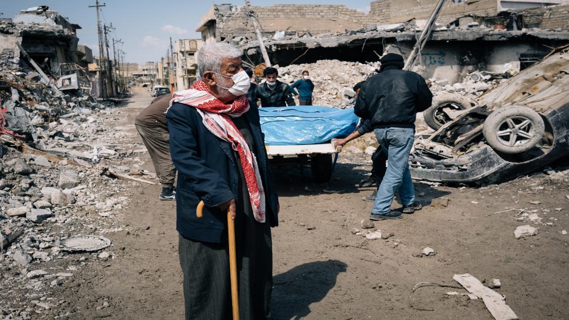 انتشال جثث من تحت الأنقاض في الموصل (Getty)