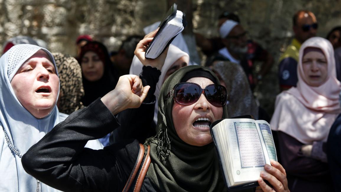 نساء فلسطينيات أمام المسجد الأقصى - مجتمع - 28/7/2017