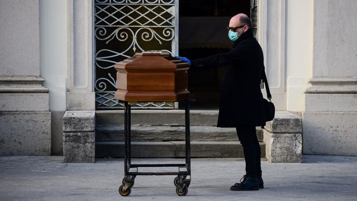 جنازة وكورونا في لومبارديا في إيطاليا - مجتمع