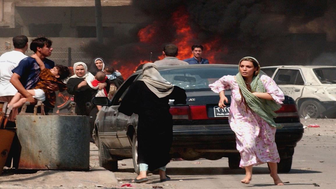 مدنيون عراقيون هاربون من أحد التفجيرات(وثيق كوزاي/Getty)