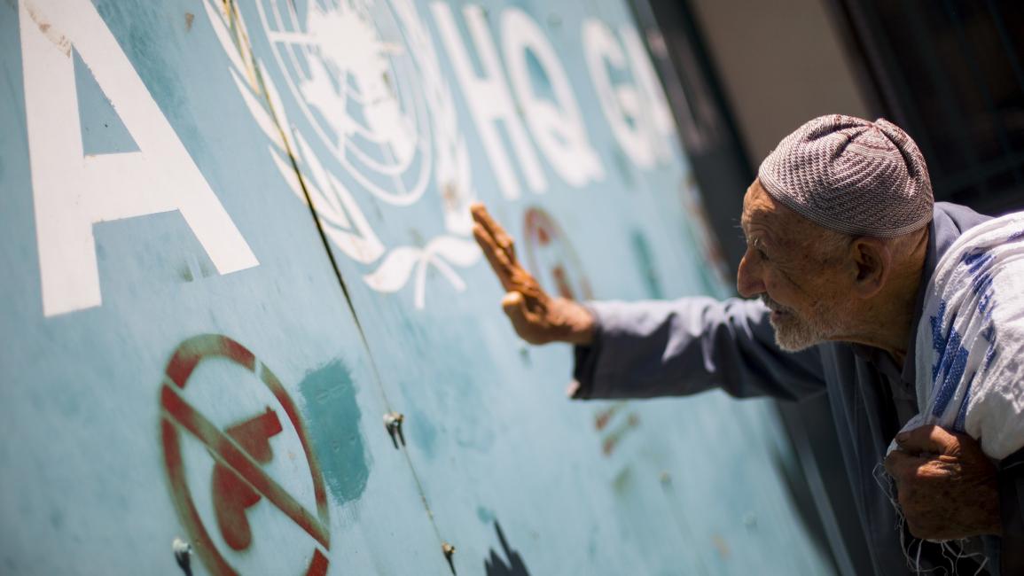 عجوز فلسطيني أمام مقر أونروا في غزة - مجتمع