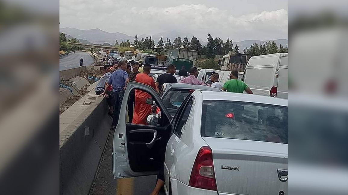 قطع طريق شرق الجزائر بسبب أزمة المياه (فيسبوك)