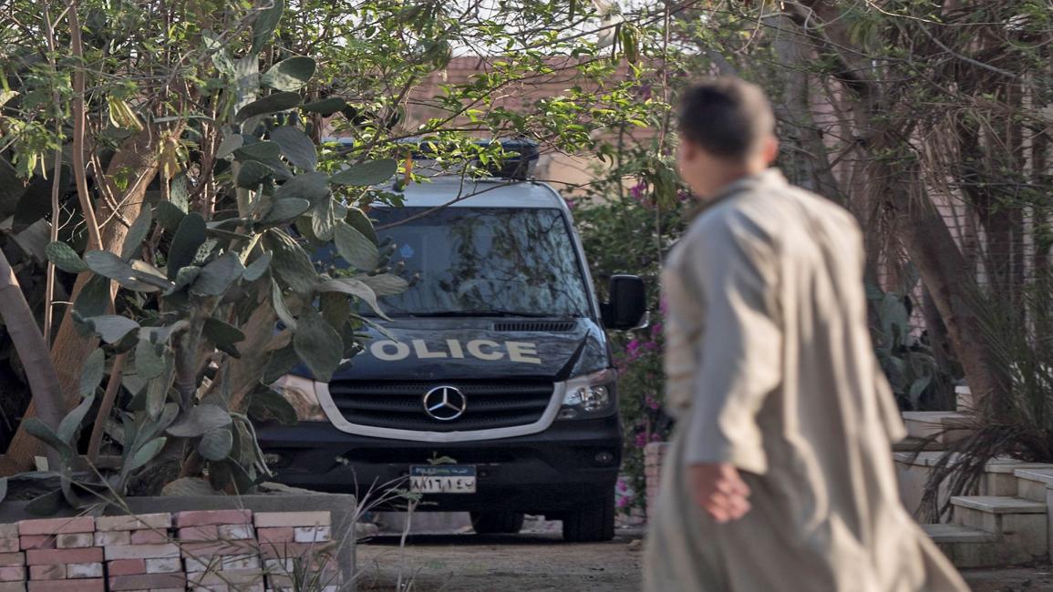 سياسة/سيارة شرطة بمقبرة دفن بها مرسي/(خالد الدسوقي/فرانس برس)