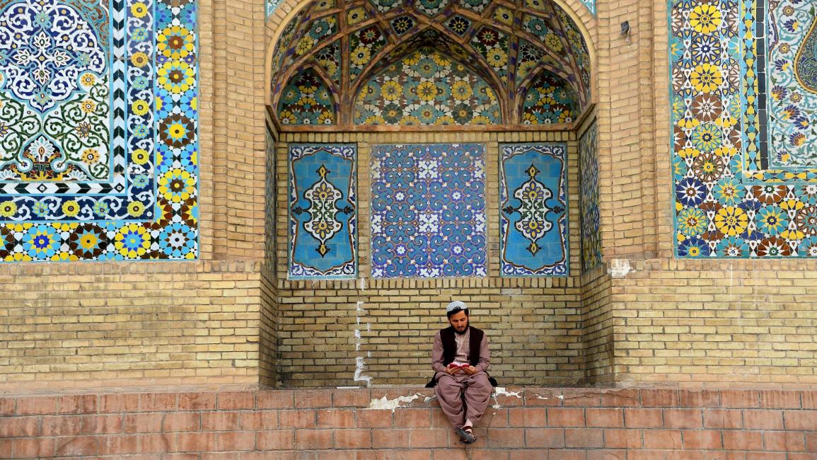 رجل أفغاني أمام مسجد - أفغانستان - مجتمع