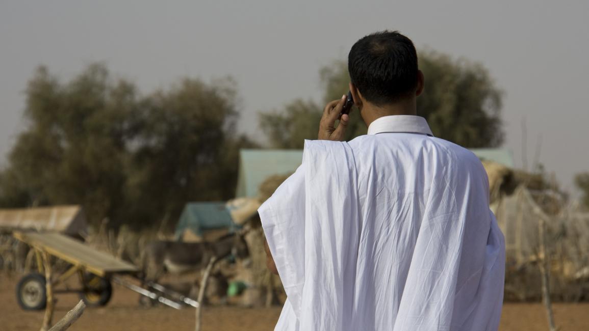 رجل موريتاني وهاتف جوال - موريتانيا - مجتمع -15/12/2016