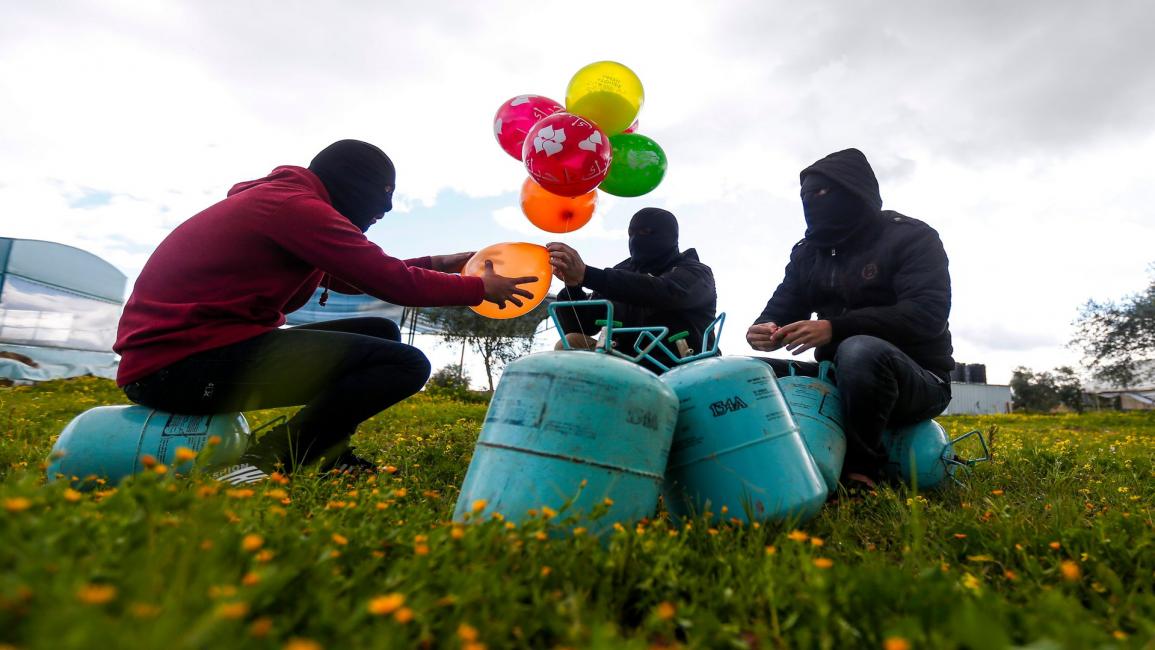 سياسة/البالونات الحارقة/(محمود حمص/فرانس برس)