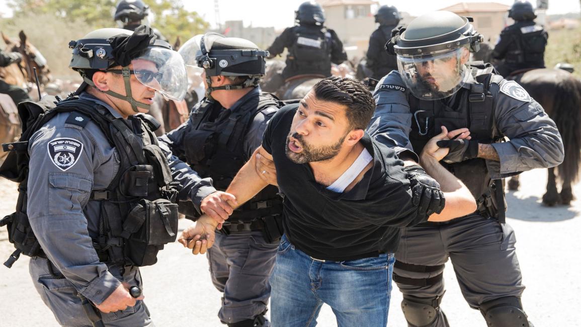 فلسطين-مجتمع- اعتقال ناشط فلسطيني(جال كويز/فرانس برس)