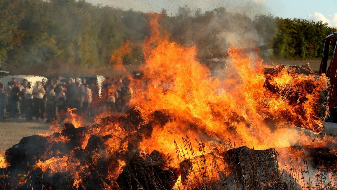 حريق أشعله مزارعون فرنسيون - فرنسا - مجتمع
