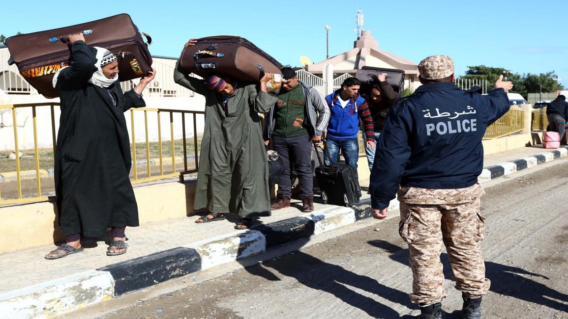 ليبيا-مجتمع- عمال مصريون عند الحدود الليبية(محمود تركيا/فرانس برس)