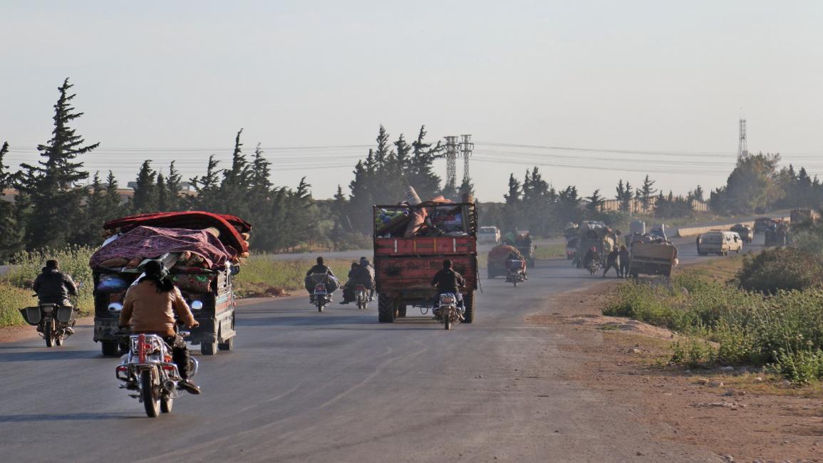 سوريون نازحون هرباّ من القصف على إدلب(أنس الدياب/فرانس برس)