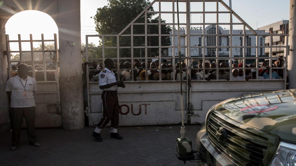 أهالي مصابي القصف أمام مستشفى نيجيري (ستيفان هنيس/فرانس برس)