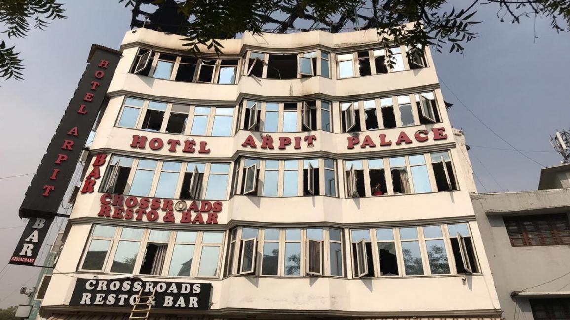 حريق في فندق كارول باغ في مدينة دلهي الهندية(تويتر)