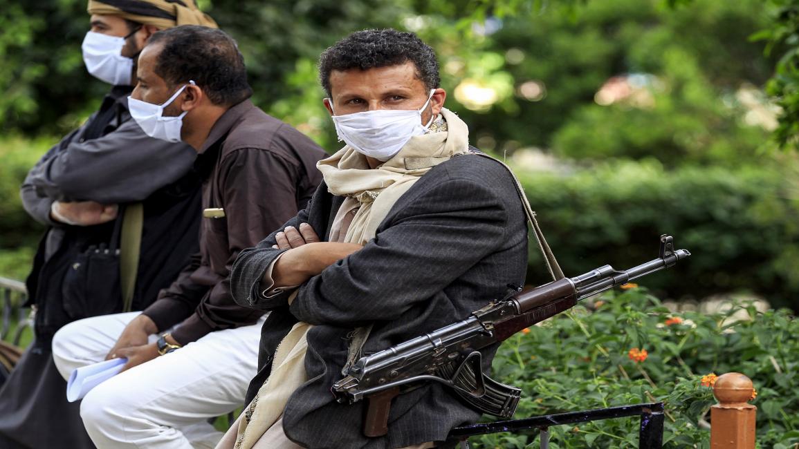 مقاتلون موالون للحوثيين يضعون الكمامات بالعاصمة اليمنية صنعاء (Getty)